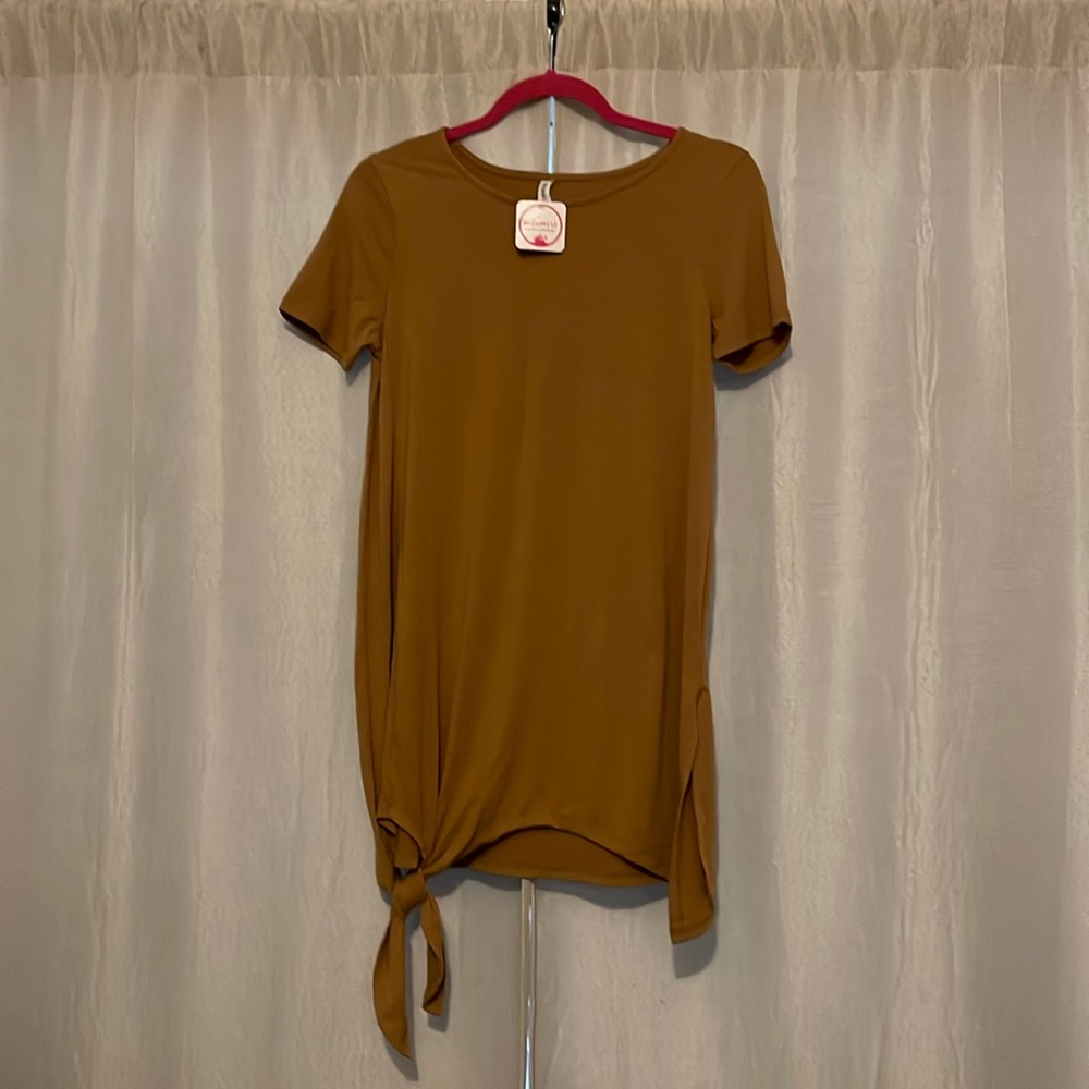New, never worn, tags on Zenana Premium blouse